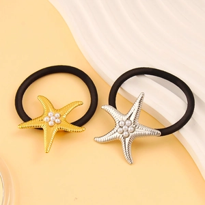 Détails macro d'élastiques à cheveux avec étoiles de mer texturées et perles
