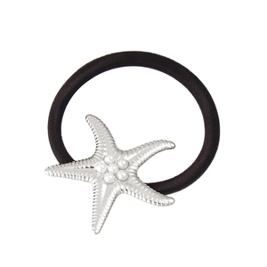 Détail d'un élastique à cheveux haute élasticité avec étoile de mer argentée et perle