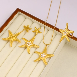 Set di gioielli a forma di stella marina placcato oro 18K con perle collana orecchini e anello