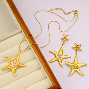 Dettaglio del set di gioielli a stella marina con perle e catena dorata
