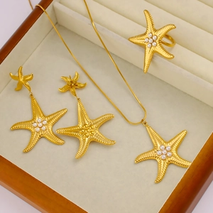 Set di gioielli a stella marina dorata con perle inclusi collana, orecchini e anello