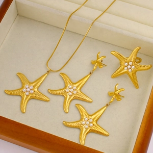 Set gioielli stella marina dorata con perle bianche inclusi collana orecchini e anello
