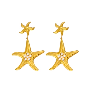 Orecchini a forma di stella marina in oro 18K con inserti di perle su sfondo bianco