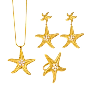 Set di gioielli a stella marina dorata con perle con collana orecchini e anello coordinato