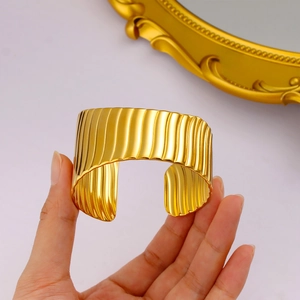 Bracelet jonc ouvert à rayures verticales lave en acier inoxydable plaqué or 18K