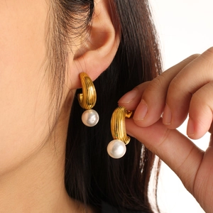 Elegant gold-plated C-shaped earrings with vertical stripes and high-luster white pearls