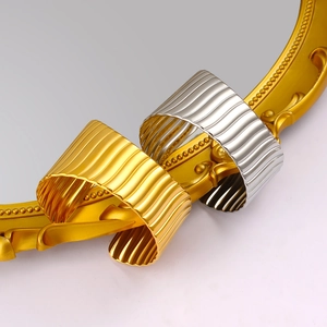 Bracelets manchettes à texture de lave en or et argent sur cadre de style vintage