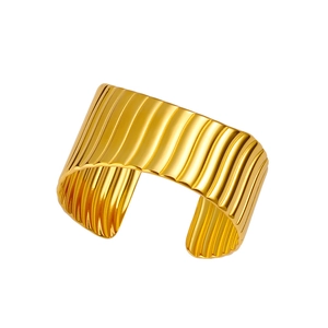 Bracelet manchette large en acier inoxydable doré 18K avec texture de lave verticale