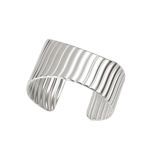 Vue détaillée de la texture à rayures verticales sur un bracelet manchette argenté