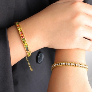 Bracelets élégants en acier doré avec des pierres zircons arc-en-ciel et blanches