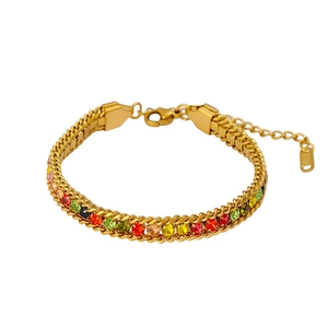 Détail du bracelet plaqué or 18K montrant le poinçon K18D et les zircons multicolores