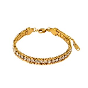 Détail d'un bracelet gourmette doublé plaqué or 18 carats avec pierres de zircon