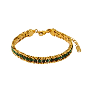 Détail d'un bracelet en acier doré 18K avec double chaîne et zircons verts brillants