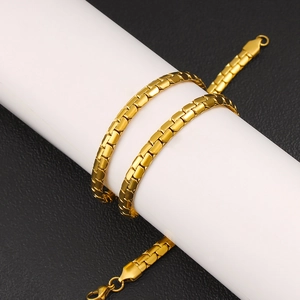 Detail of 18K gold stainless steel flat curb chain with secure lobster clasp closure
