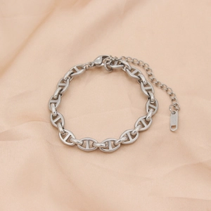 Detail of silver pig-nose marine chain bracelet with lobster clasp and 18KGP engraving