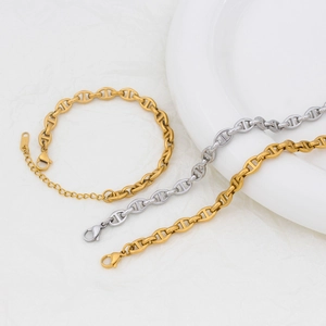 Detail of H-shaped link bracelets in gold and silver finish with lobster clasp and chain