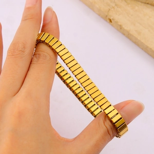 Bracelet élastique chic en acier inoxydable plaqué or 18K à texture verticale pour femme