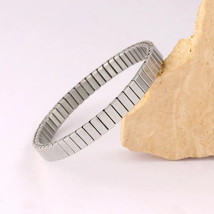 Gros plan du bracelet élastique en acier inoxydable argenté avec rayures verticales