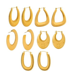 Set mit fünf goldenen U-förmigen Edelstahl-Ohrringen in verschiedenen Stilen