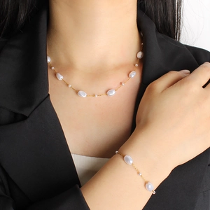 Elegante conjunto vintage de collar y pulsera dorados con perlas barrocas y blancas
