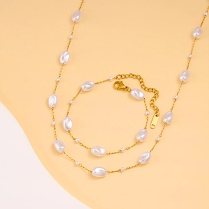 Detalle del conjunto de cadenas bañadas en oro de 18K con perlas y cierre de mosquetón