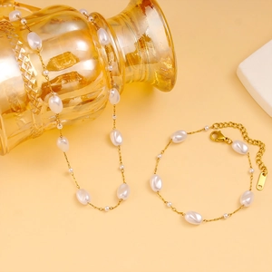 Detalle de cadena chapada en oro de 18K con perlas barrocas y cierre de mosquetón
