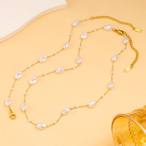 Detalle de cadena ajustable bañada en oro 18K con cierre de langosta y perlas