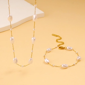Detalle del elegante conjunto de joyas doradas con perlas barrocas y cierre