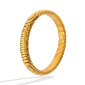 Elegante brazalete de acero inoxidable chapado en oro de 18K con textura acanalada flexible