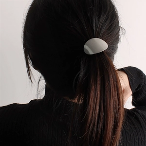 Élastique à cheveux ovale en acier inoxydable argenté brossé pour queue de cheval basse