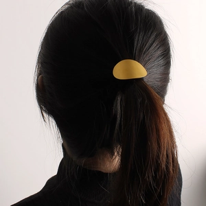Barrette à queue de cheval ovale en métal doré mat avec finition brossée élégante