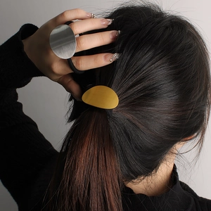 Élastiques à cheveux minimalistes avec breloques ovales brossées en or et argent chic