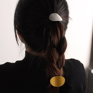 Ensemble d'élastiques à cheveux ovales en métal doré et argenté sur tresse