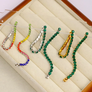 Eleganti orecchini lunghi a forma di S con nappe e strass brillanti in vari colori vivaci