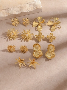 Détails de six paires de boucles d'oreilles fleurs dorées avec trèfles et roses sur pierre