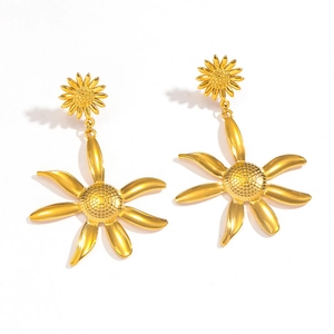 Pendientes de lujo de acero dorado con diseño de doble flor y textura de metal vintage