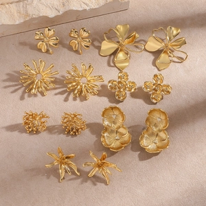 Collection de boucles d'oreilles fleurs et trèfles dorées aux designs floraux naturels