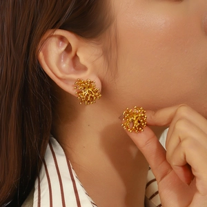 Boucles d'oreilles fleurs dorées en grappe pour femmes avec un design style corail