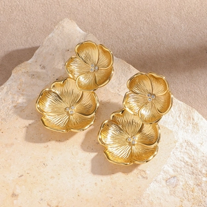 Boucles d'oreilles fleurs dorées à deux couches avec pétales texturés et zircons