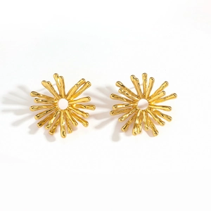 Boucles d'oreilles dorées avec texture rayons de soleil et fini métal liquide