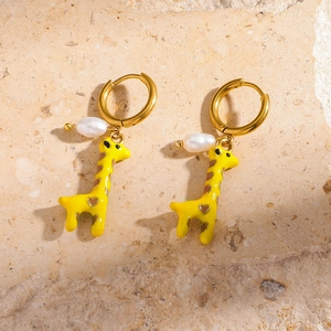 Giraffe charm earrings with heart patterns and pearls in 18k gold plated stainless steel