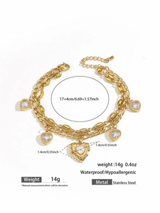 Vue détaillée du bracelet double couche en acier inoxydable doré avec breloques cœur