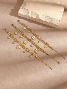 Détail de bracelets doubles plaqués or 18 carats avec breloques cœur soleil et fleurs