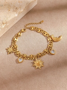 Détails d'un bracelet double couche en or 18K avec breloques d'étoile, soleil et cœurs