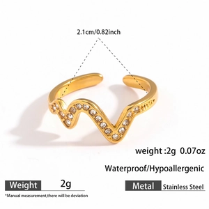 Detail of wavy gold stainless steel ring with rhinestones and size specifications