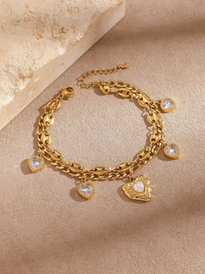 Détail de la chaîne à double grain de café dorée 18 carats avec cœurs en zircon et nacre