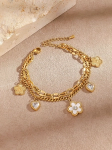 Détail d'un bracelet double couche plaqué or 18 carats avec cœurs et fleurs en émail