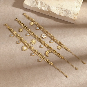 Ensemble de trois bracelets double couche plaqués or 18 carats avec divers pendentifs