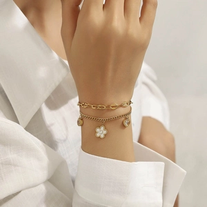 Bracelet vintage double couche en acier doré avec fleur en émail et breloques cœur