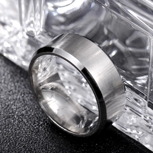Macro di anello in titanio argento con finitura spazzolata e bordi smussati lucidi